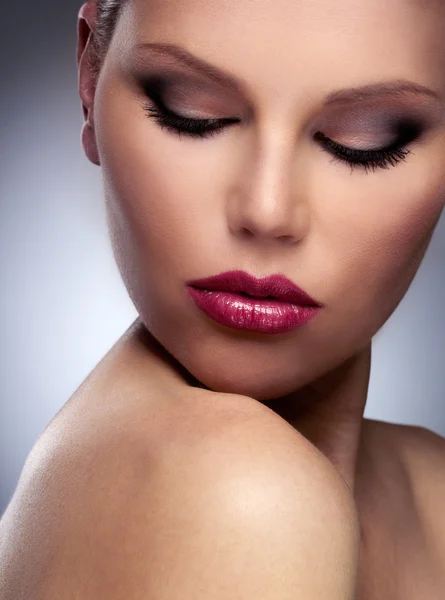 Beauty woman with professional makeup. — Stock Photo, Image