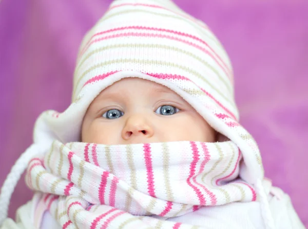 Joli bébé aux yeux bleus — Photo