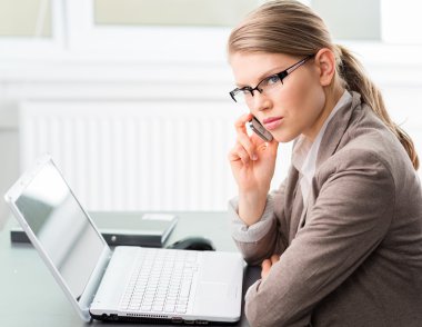 Ofisteki iş kadını.