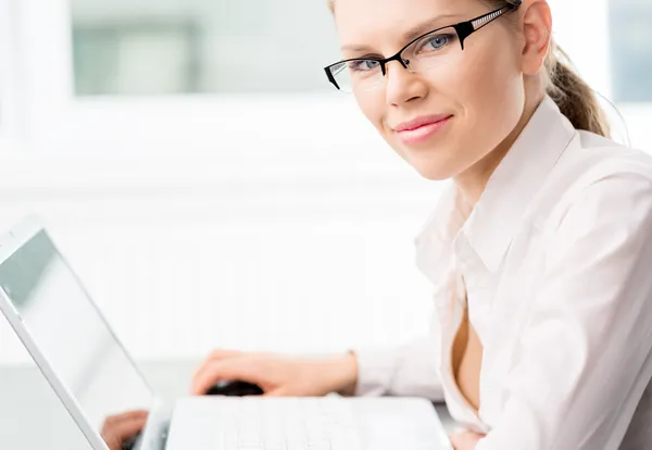 Geschäftsfrau im Büro — Stockfoto