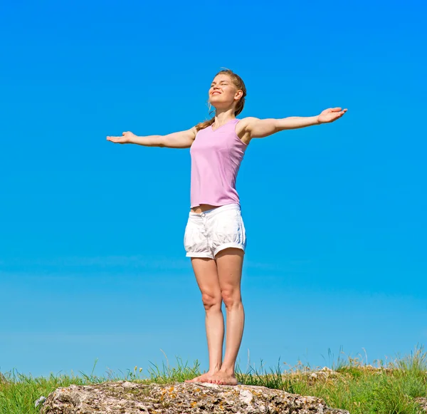 Yoga vrouw op aard — Stockfoto