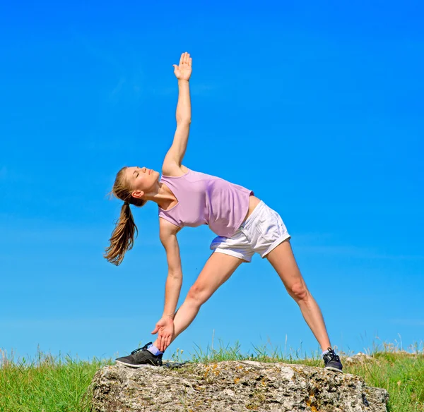 Yoga vrouw op aard — Stockfoto