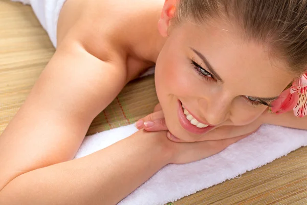 SPA massaggio donna — Foto Stock