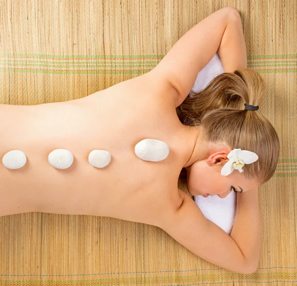 SPA donna pietre massaggio — Foto Stock