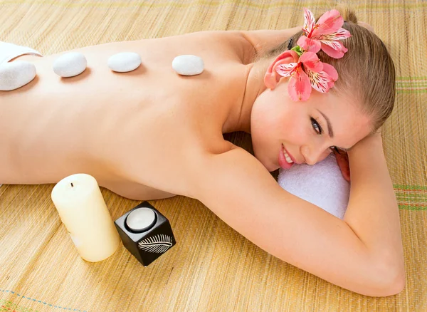 SPA donna pietre massaggio — Foto Stock