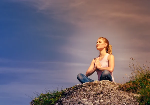 Mujer en la cumbre — Foto de Stock