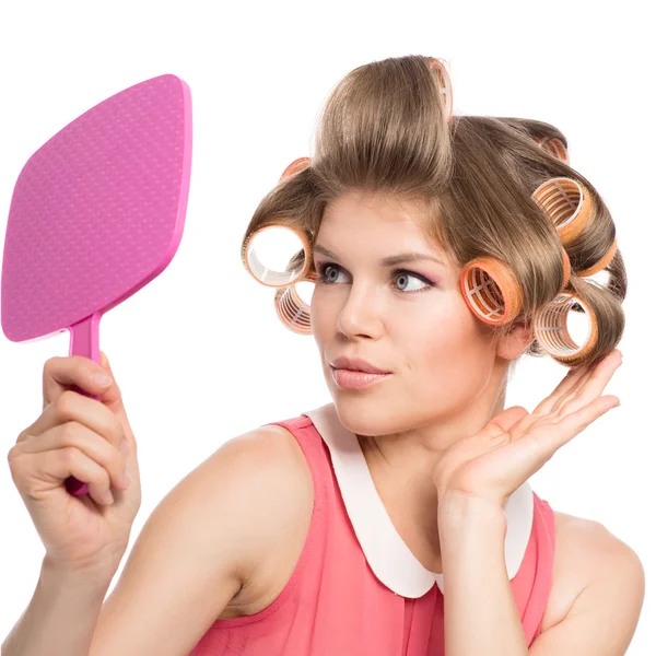 Mujer en rodillos de pelo — Foto de Stock