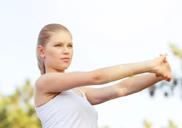 Jogging yapan kadın uzanan eller — Stok fotoğraf