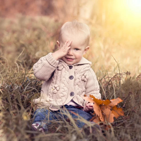 Baby med höstlöv — Stockfoto