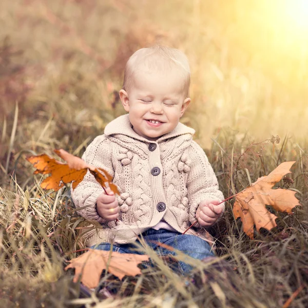 Bébé avec feuilles d'automne — Photo