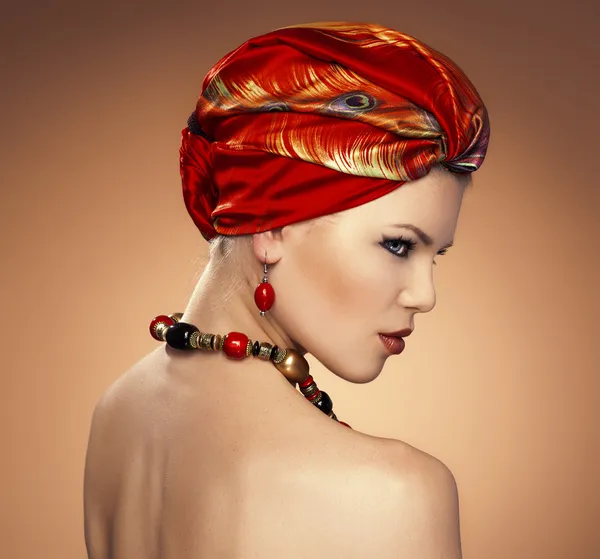 Mujer de moda en turbante —  Fotos de Stock