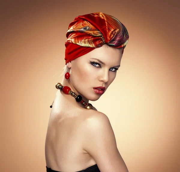 Donna di moda in turbante — Foto Stock