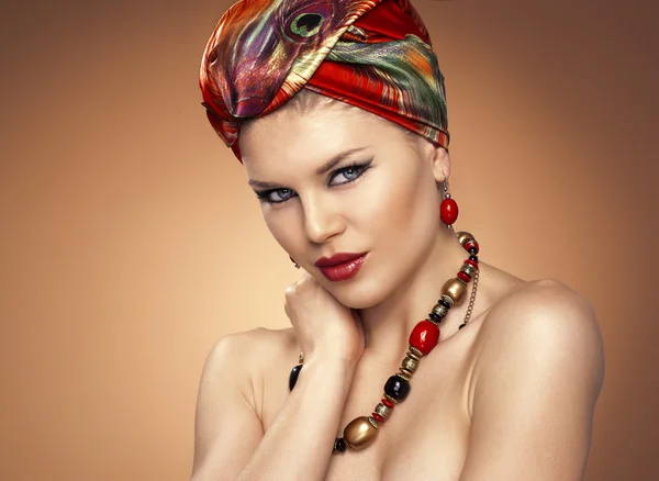 Mode kvinna i turban — Stockfoto