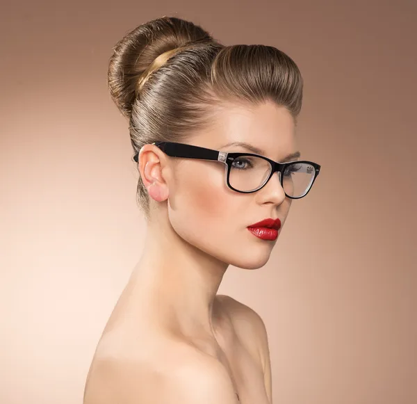 Mujer con gafas graduadas — Foto de Stock