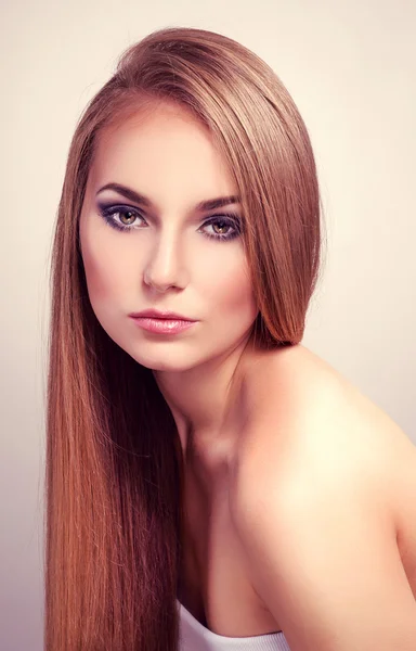 Kvinna med långa raka hår — Stockfoto