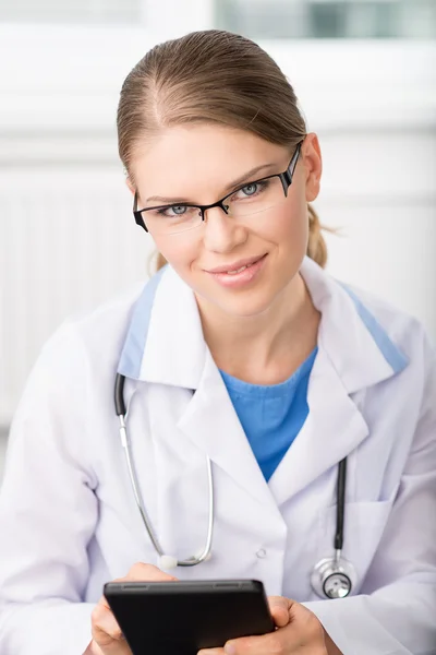 Mujer doctora con comprimido de pc —  Fotos de Stock