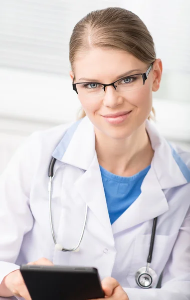 Nő orvos pc tablet — Stock Fotó