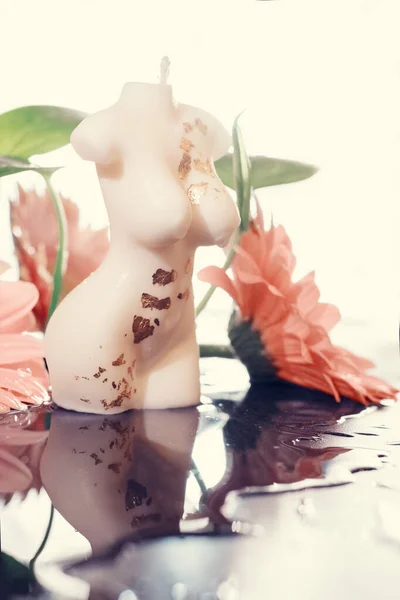 Композиція з красивою жіночою свічкою у формі тіла на білому столі. Простір для тексту — стокове фото
