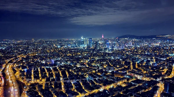 Takutsikt över Istanbul med stadsljus på natten — Stockfoto
