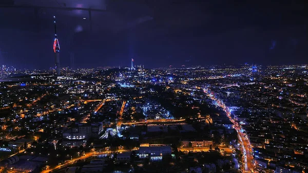 Dachterrasse von Istanbul mit nächtlichem Stadtlicht — Stockfoto