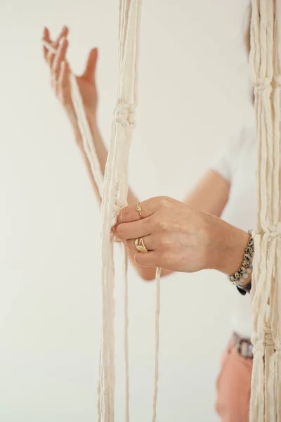 Γυναικεία χέρια υφαίνουν θήκες για γλάστρες σε μακραμέ σχέδιο σε στυλ Boho. — Φωτογραφία Αρχείου