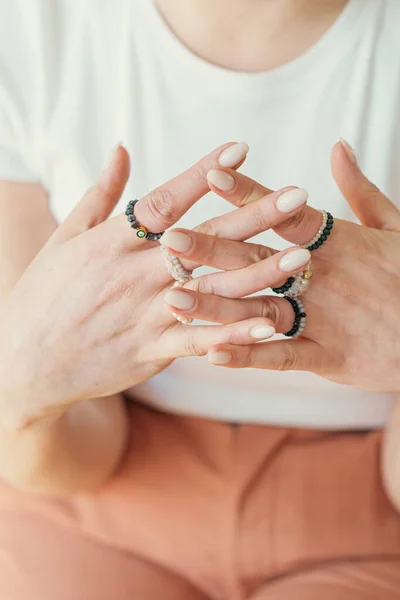 Las manos de mujer joven con hermosos accesorios, de cerca — Foto de Stock