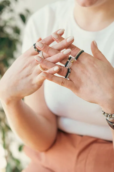 Las manos de mujer joven con hermosos accesorios, de cerca — Foto de Stock