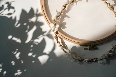 Düz döşemeli moda mücevherleri çiçekli saç bandı..