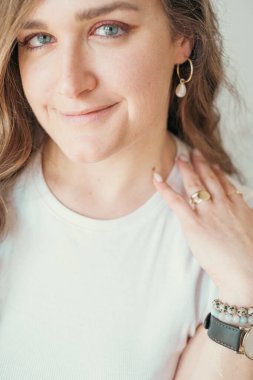 Küpeli genç bir kadının portresini yakından çek.