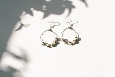 Üst görünüm düz, el yapımı küpeler. 