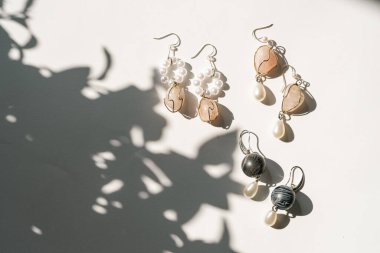 Üst görünüm düz, el yapımı küpeler. 