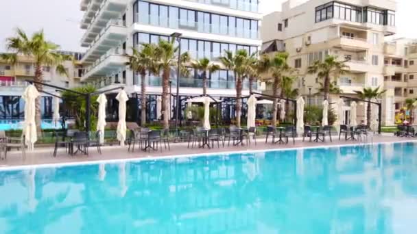 Durres, Albânia. Abril 2022: zona turística Qerret com hotéis à beira-mar e resorts com piscina. — Vídeo de Stock