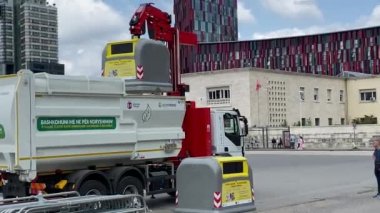 Tiran, Arnavutluk. Mayıs 2022 - Çöp kamyonu geri dönüşümlü malzemeler için çöp toplama 