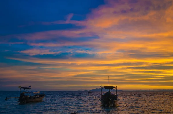 Thailand sunrise, boat on coast — Stock Photo, Image