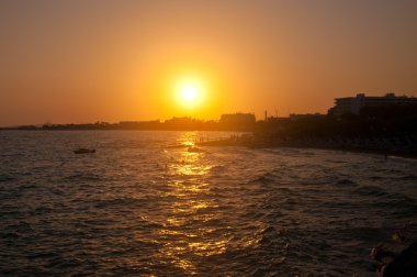 kayalık deniz kıyısında günbatımı