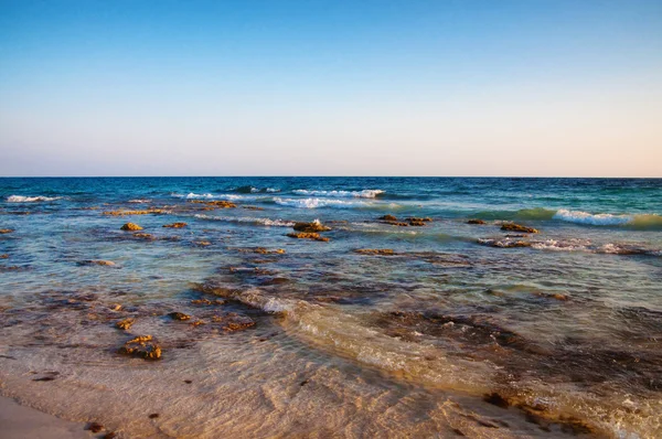 Costa rocosa del mar al atardecer —  Fotos de Stock