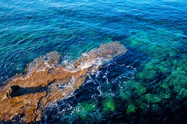 Изумрудно-зеленая морская вода с камнем на острове Кипр — стоковое фото