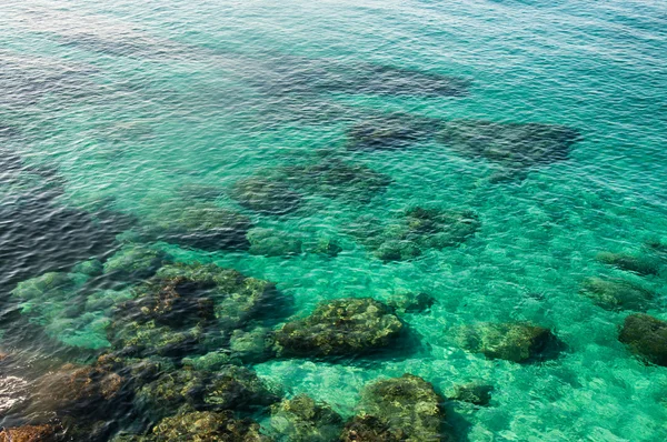 Agua de mar verde esmeralda con roca en la isla de Chipre —  Fotos de Stock