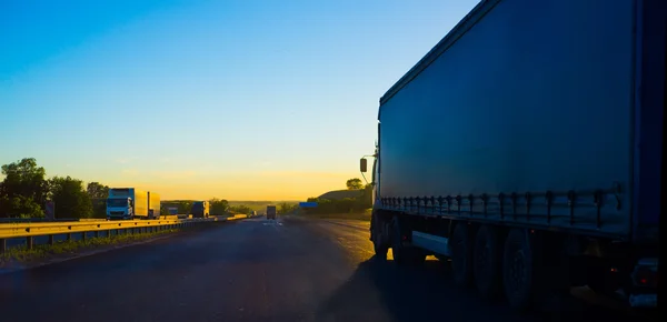 Silhouette di un camion al tramonto — Foto Stock