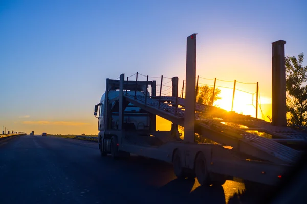 Silhouette di un camion al tramonto — Foto Stock