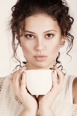 güzel genç kız ile bir fincan