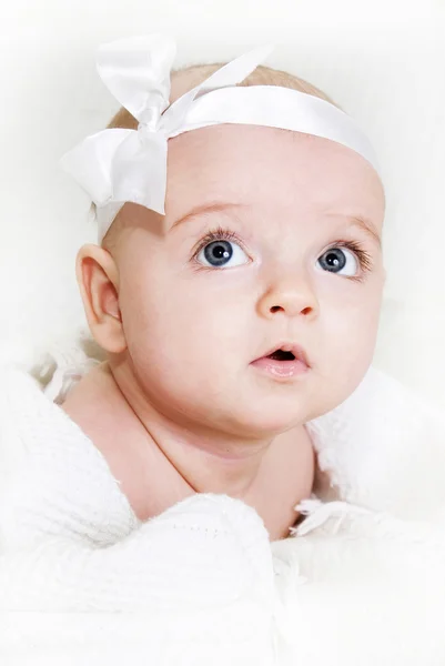 Grande retrato de um bebê com uma decoração de cabeça — Fotografia de Stock