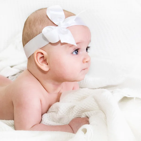 Retrato grande de un bebé con una decoración de la cabeza — Foto de Stock