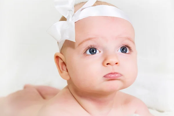 Groot portret van een baby met een hoofd decoratie — Stockfoto