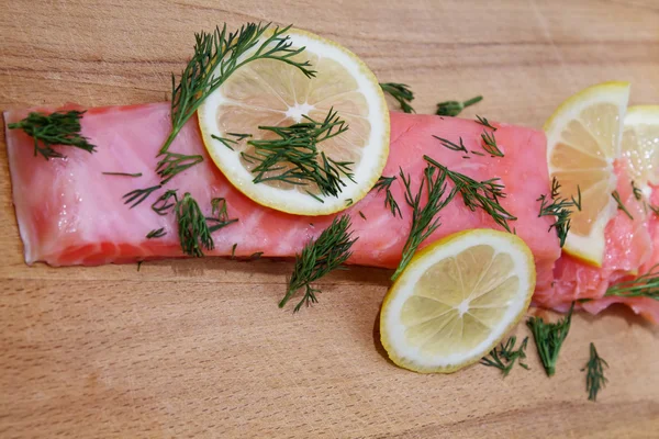 Salted salmon with lemon — Stock Photo, Image