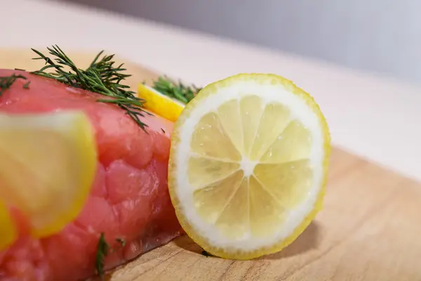 Солоний лосось з лимоном — стокове фото