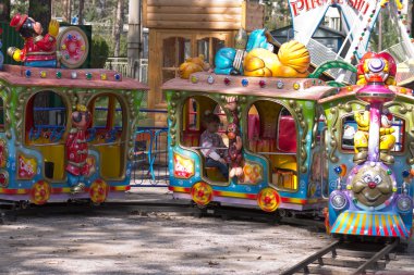 roller coaster üzerinde kız