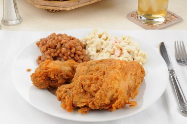 kızarmış tavuk ve kuru fasulye