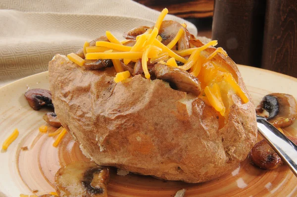 Запеченный картофель с колбасными грибами — стоковое фото