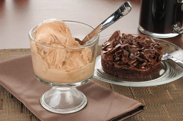 Helado de chocolate y un brownie —  Fotos de Stock